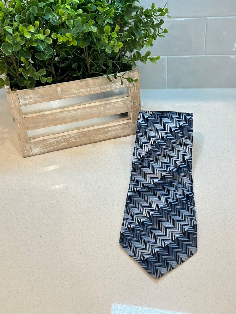 Pronto Uomo Men's Herringbone Chevron Print 100% Silk Necktie Blue Silver